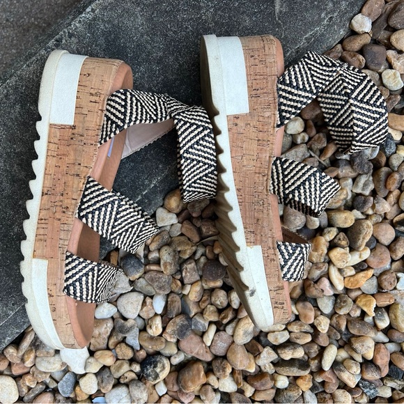 Steve Madden Platform Sandals Black and Tan - Picture 6 of 7